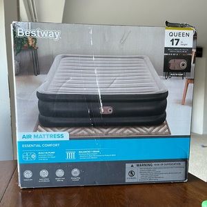 Air mattress with built in pump